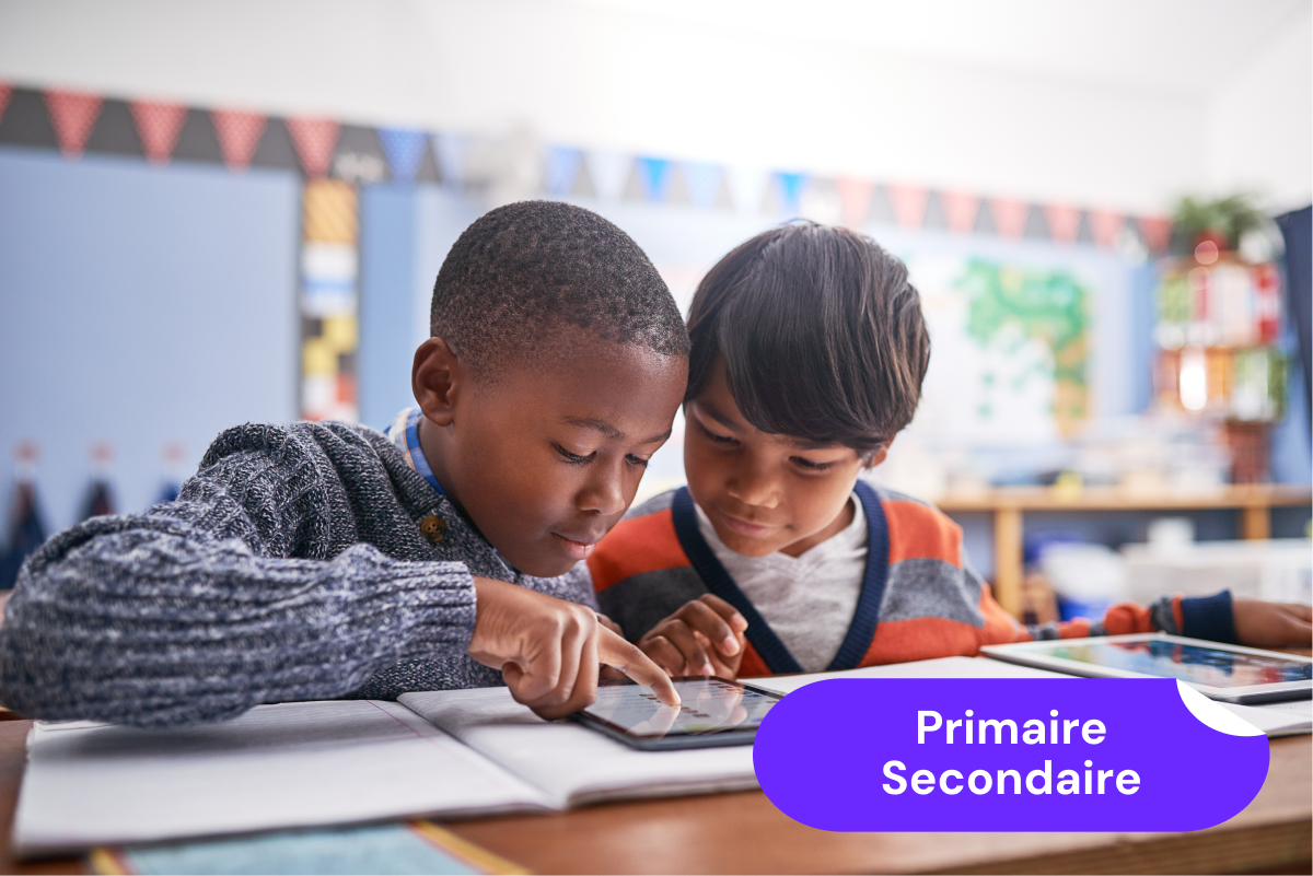 Les enfants utilisent une tablette pour apprendre en classe